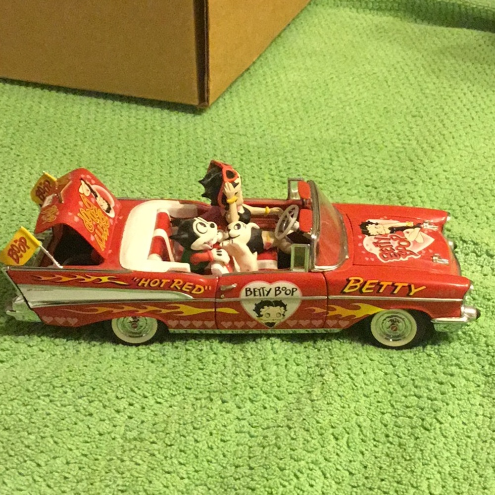 Vintage Betty Boop Red and White Convertible Toy Car - Picture 6 of 14